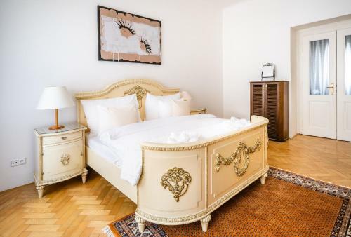 Kafka Apartment 4br+2bath Old Town