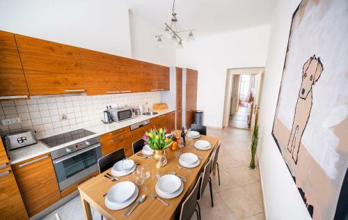 Kafka Apartment 4br+2bath Old Town