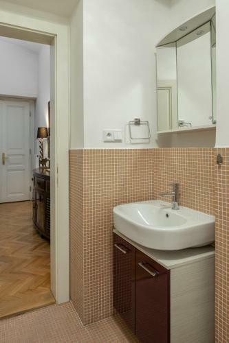 Neat Apartments At Smichov