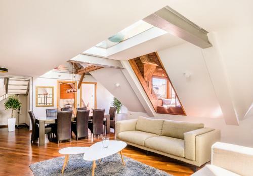 Triplex Kings Apartment In Old Town