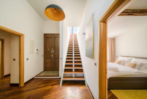 Triplex Kings Apartment In Old Town