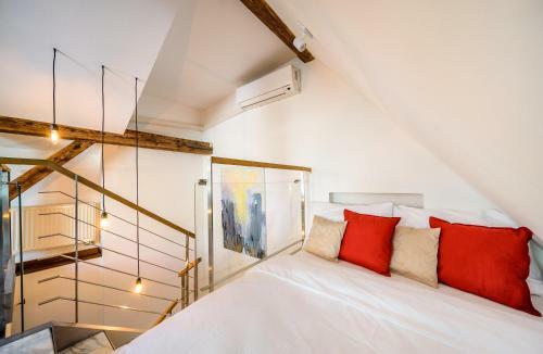 Triplex Kings Apartment In Old Town