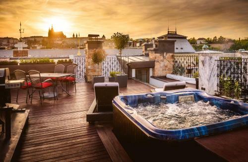 Triplex Kings Apartment In Old Town