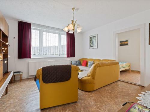 Cozy Apartment In Altenfeld With Garden