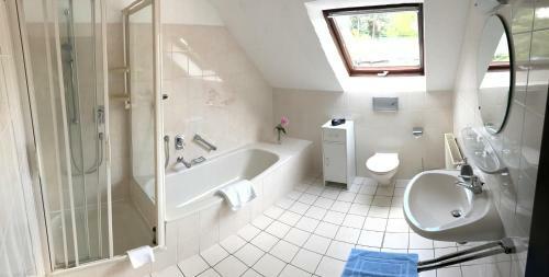Hostal Lokal Genial Pension & Restaurant