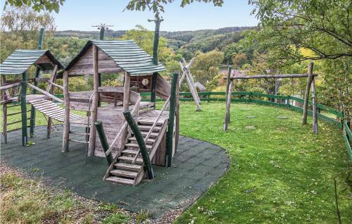 Stunning Home In Gunderath W/ Jacuzzi, Wifi And 2 Bedrooms