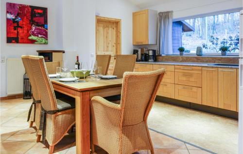 Stunning Home In Gunderath W/ Jacuzzi, Wifi And 2 Bedrooms