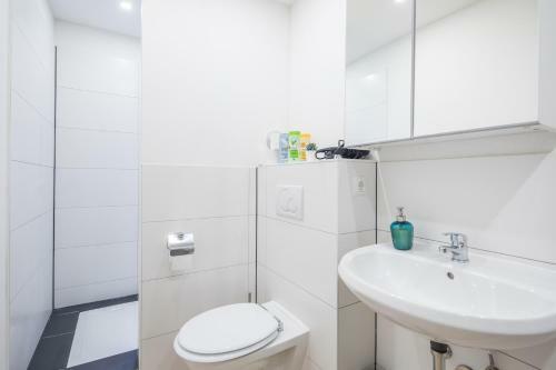 Stylish 2 Room Apartment +new Bathroom & Kitchen