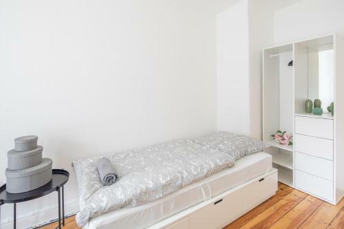 Stylish 2 Room Apartment +new Bathroom & Kitchen