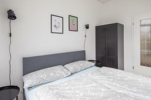 Spacious Apartment In Hamburg For 12