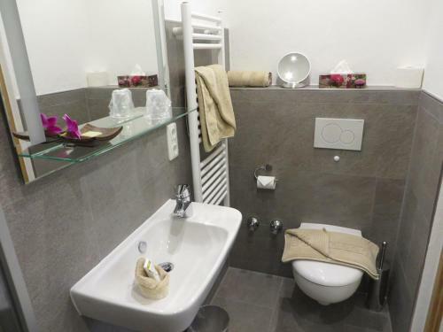 Hostal Landhof Angstl - G�stezimmer Und Tagungsraum