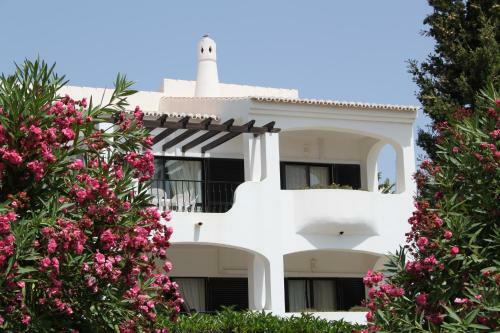 Alto Club Apartments