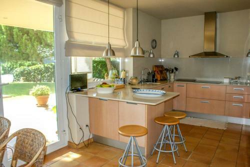 Mas Pinell Villa Sleeps 9 With Pool And Wifi