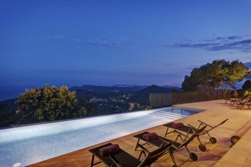 Begur Villa Sleeps 10 With Pool Air Con And Wifi