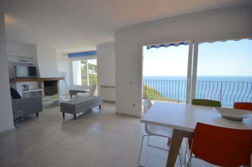 Begur Apartment Sleeps 8 With Pool And Wifi