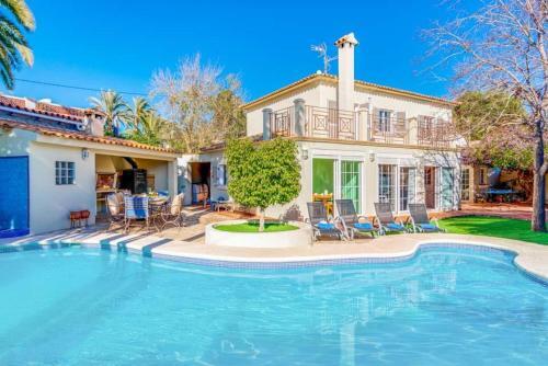 Calpe Villa Sleeps 8 With Pool Air Con And Wifi