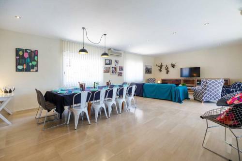 Villa Wine Experience Cambrils - Wine, Art & Games