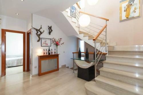 Villa Wine Experience Cambrils - Wine, Art & Games