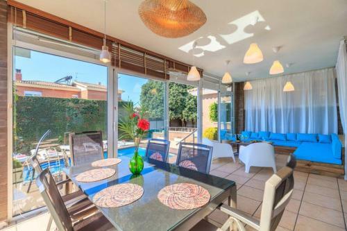 Villa Wine Experience Cambrils - Wine, Art & Games