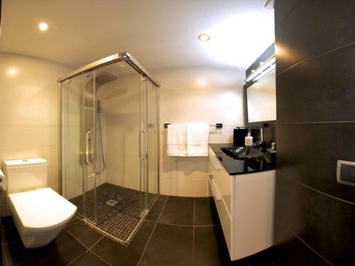 Comfortable And Modern Apartment With Lift, Beach Within Walking Distance