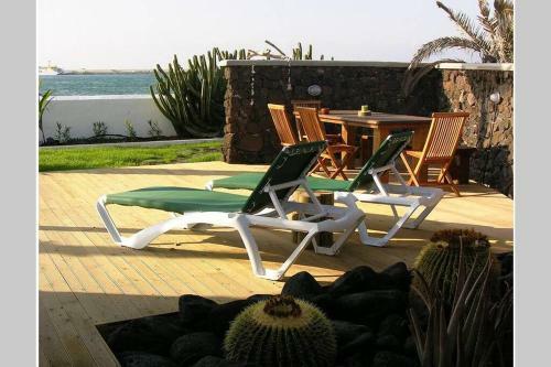 Villa Maluhia Beachfront-exterior Jacuzzi Sea View