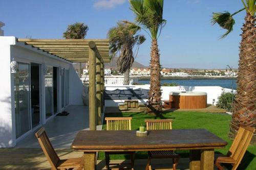 Villa Maluhia Beachfront-exterior Jacuzzi Sea View