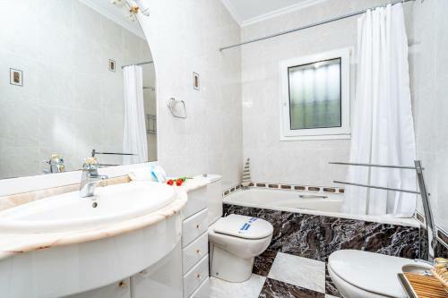 Real Villa Sleeps 10 With Pool Air Con And Wifi