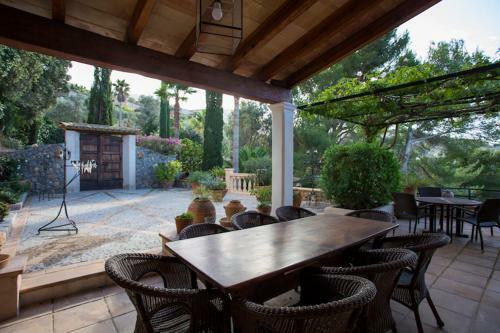 Deia Villa Sleeps 10 With Pool And Air Con