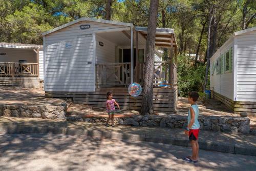 Vacanceselect Mobil Homes Camping Castell Montgri