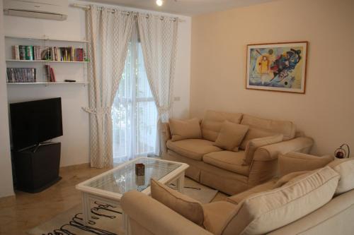 Beautiful Town House With Air Conditioning In Secure Urbanisation. Internet.