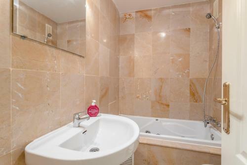 Apartamento Oleholidays Avenida Espa�a Centro Estepona 50 M. Playa