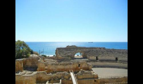 Falset Villa Sleeps 6 With Pool And Air Con