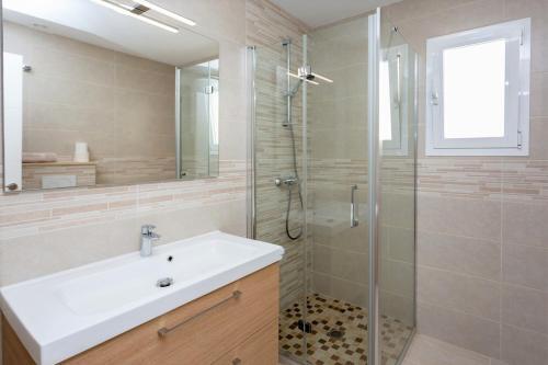 Fuengirola Apartment Sleeps 4 With Pool And Air Con