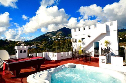 Fuengirola Villa Sleeps 10 Pool Air Con Wifi