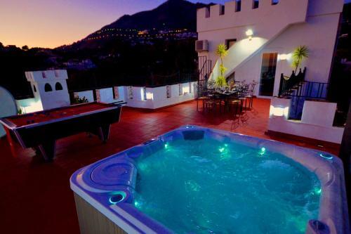 Fuengirola Villa Sleeps 10 Pool Air Con Wifi