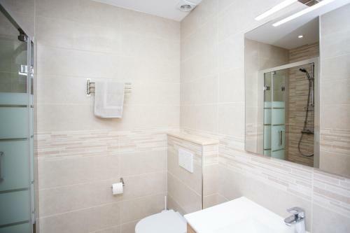 Fuengirola Apartment Sleeps 5 With Pool And Air Con