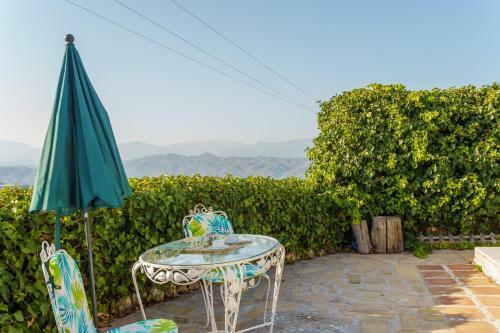 Mountain View Villa With Private Pool & Parking