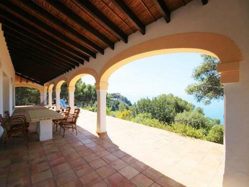 Villa In Javea Sleeps 12 With Pool And Wifi