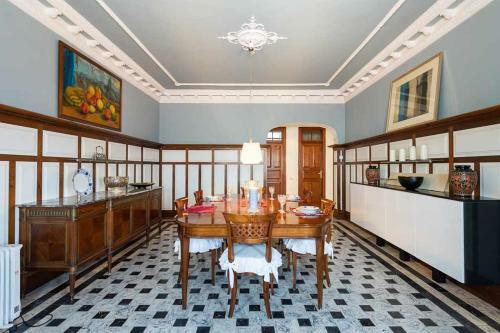 Amplia Villa de Lujo Con Piscina Climatizada