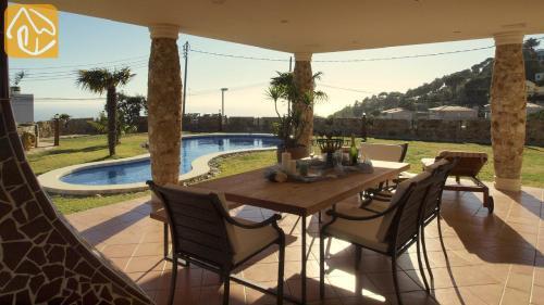 Lloret de Mar Villa Sleeps 10 Pool Wifi