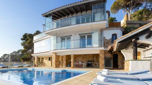 Lloret de Mar Villa Sleeps 8 With Pool And Air Con