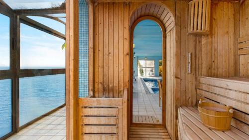Lloret de Mar Villa Sleeps 8 With Pool And Air Con