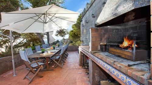 Lloret de Mar Villa Sleeps 8 With Pool And Air Con