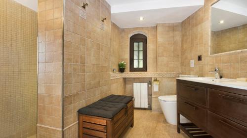 Lloret de Mar Villa Sleeps 8 With Pool And Air Con