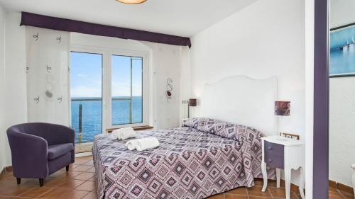 Lloret de Mar Villa Sleeps 8 With Pool And Air Con