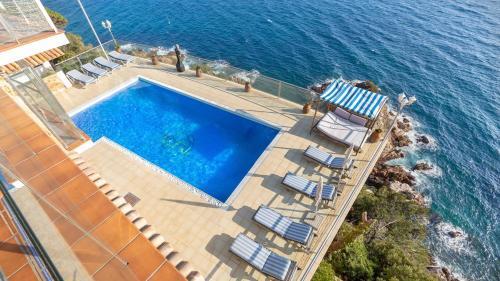Lloret de Mar Villa Sleeps 8 With Pool And Air Con