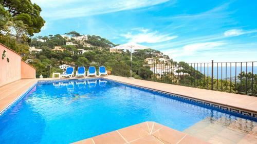 Villa In Lloret de Mar Sleeps 10 With Pool