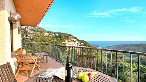Villa In Lloret de Mar Sleeps 10 With Pool