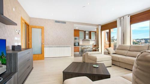 Villa In Lloret de Mar Sleeps 8 With Pool And Air Con