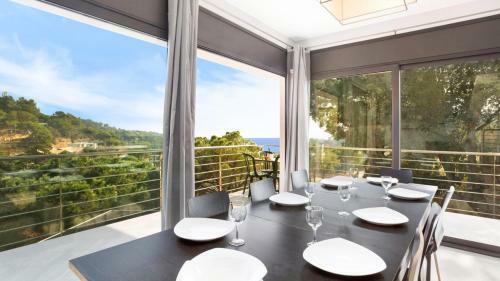 Villa In Lloret de Mar Sleeps 8 Includes Swimming Pool And Air Con
